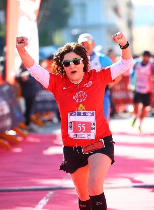 Maria Luisa Garatti esulta al termine di una maratona 2/2